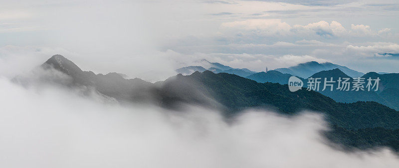 一长时间的曝光观之上的云在山的景观