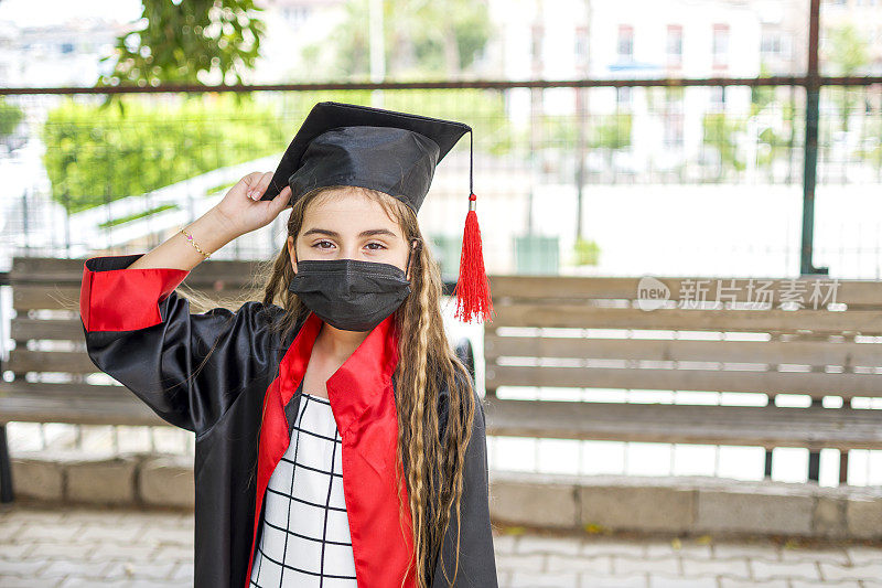 小女孩在毕业典礼上戴面具的肖像