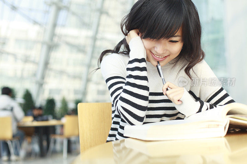 年轻女大学生读书的图片