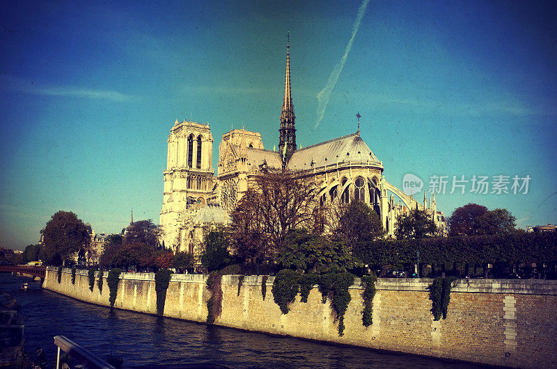 巴黎圣母院:从塞纳河看到的南立面