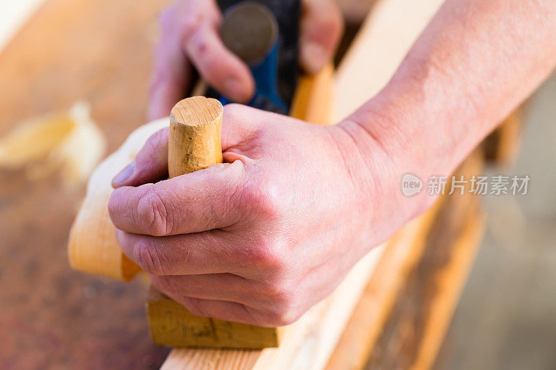 木工用刨床和工件的木匠