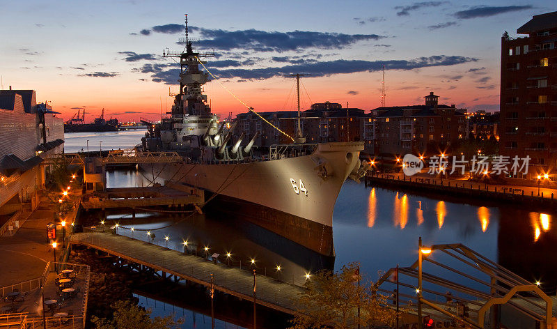 日落时分，美国威斯康辛战舰(BB-64)在弗吉尼亚州诺福克