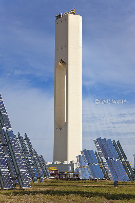 由光伏板包围的可再生绿色能源太阳能塔
