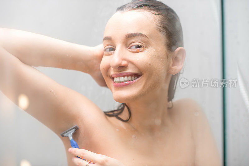 洗澡时刮胡子的女人