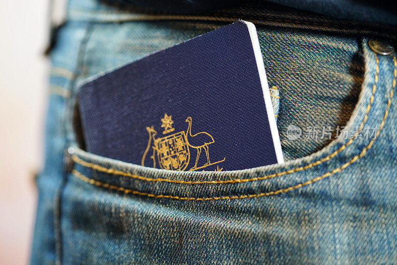 牛仔裤口袋里放着澳大利亚护照。