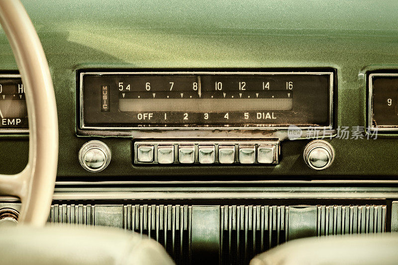 复古风格的旧汽车收音机的形象