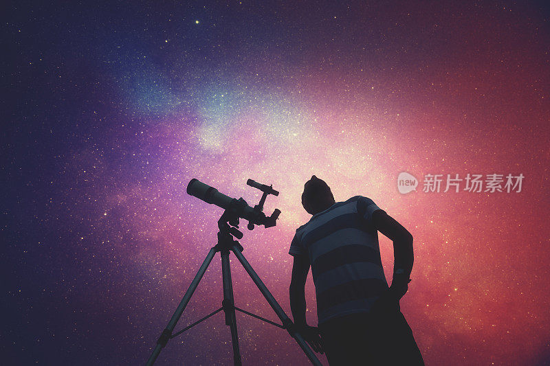 用望远镜看星星的人。