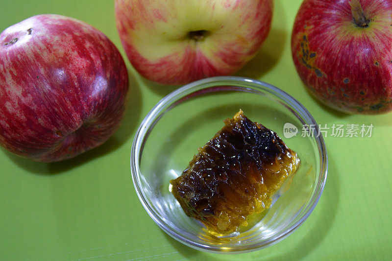蜂蜜和苹果在一个碗和新鲜蜂蜜