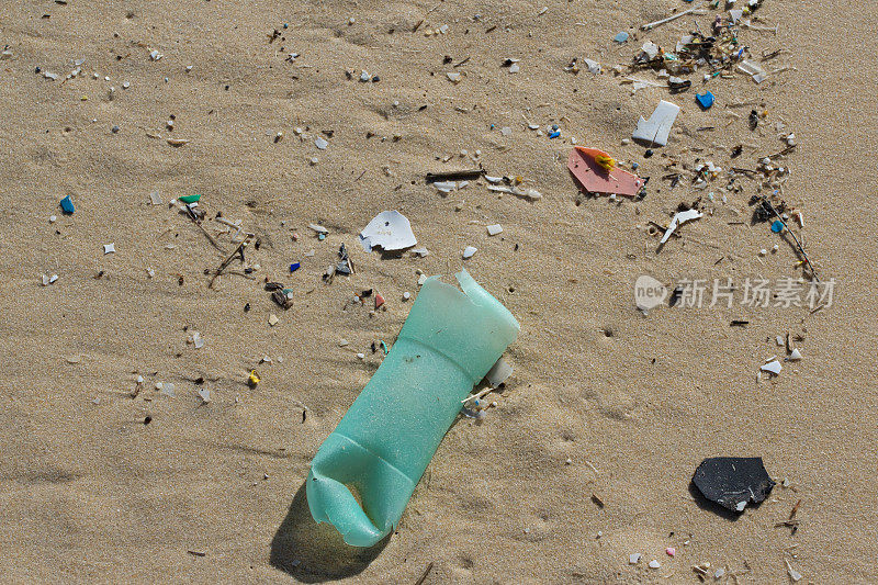 夏天海滩上有各种各样的垃圾