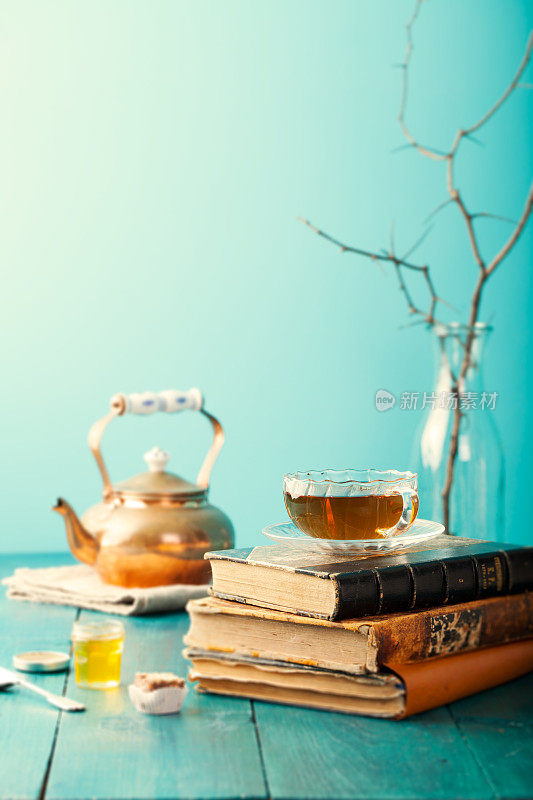 一杯茶，茶壶和古董书
