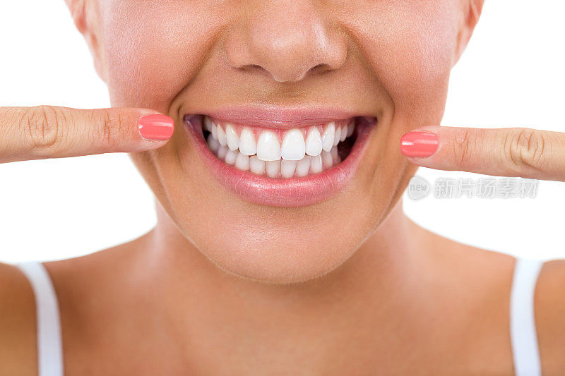 女人露出洁白的牙齿。