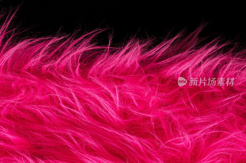 粉红色长毛绒织物上的黑色背景水平