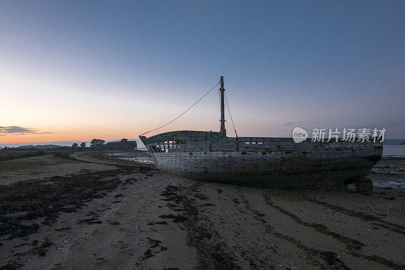 布列塔尼阿尔兹岛的日落和老沉船(莫比汉)