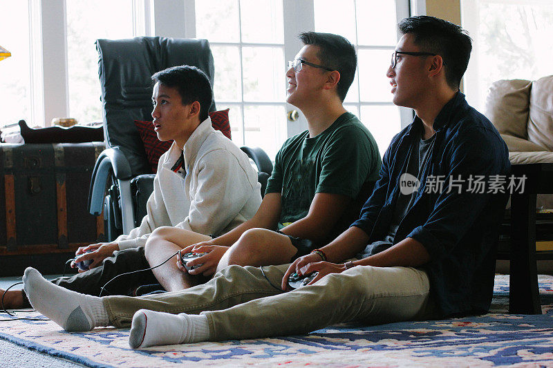 亚裔美国青少年玩电子游戏