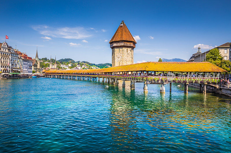 历史悠久的卢塞恩镇，有著名的教堂桥，位于瑞士卢塞恩州