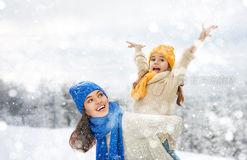 母亲和女孩在冬天散步
