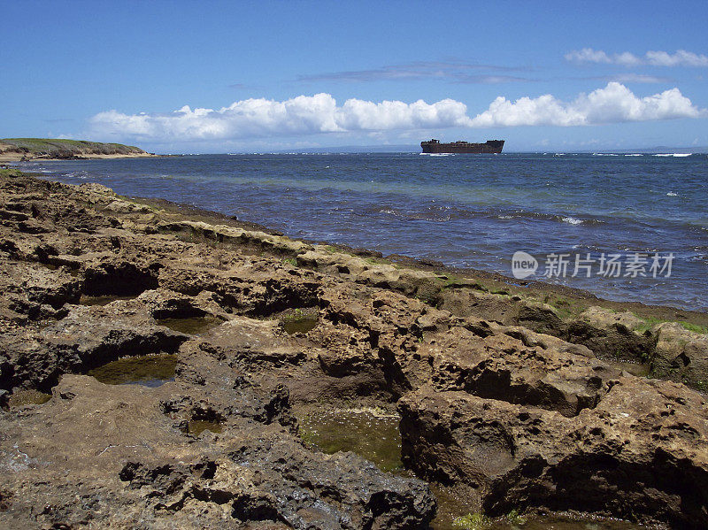 海难海滩上的潮汐