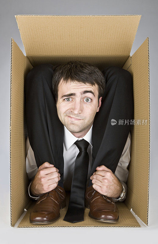 商人在一个白色背景的盒子里扭曲着身体