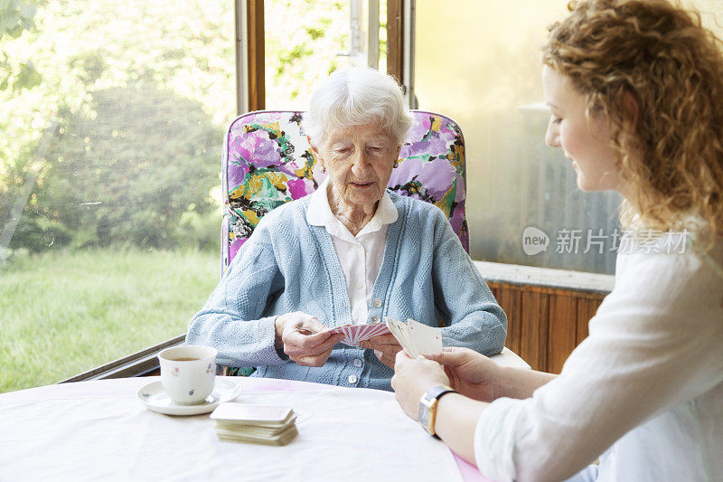 老女人和看护者打牌