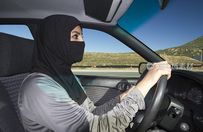中东女人开车
