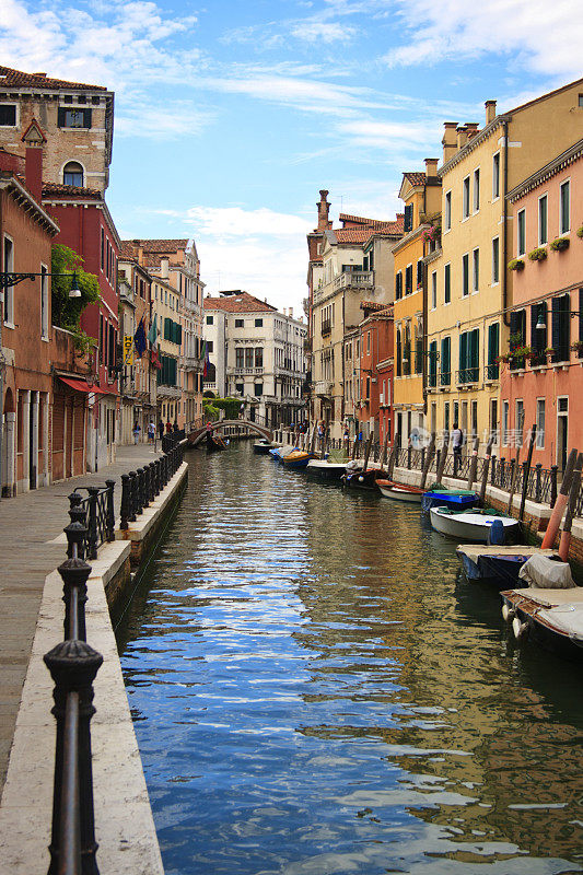 停泊在威尼斯运河的船只和桥梁，意大利