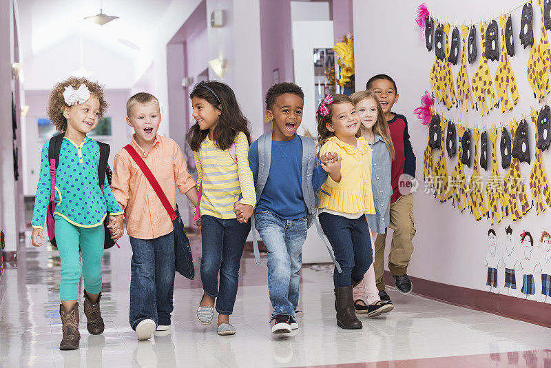 多种族学龄前儿童走过走廊