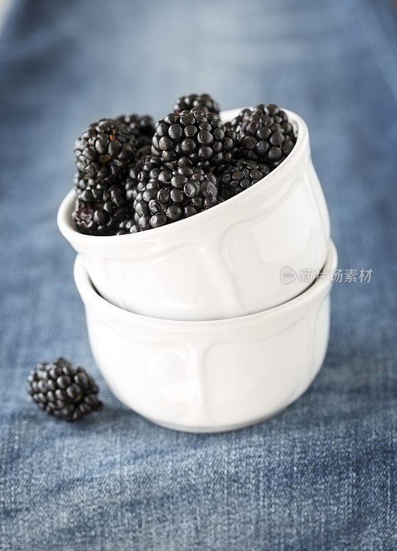 白碗里的黑莓