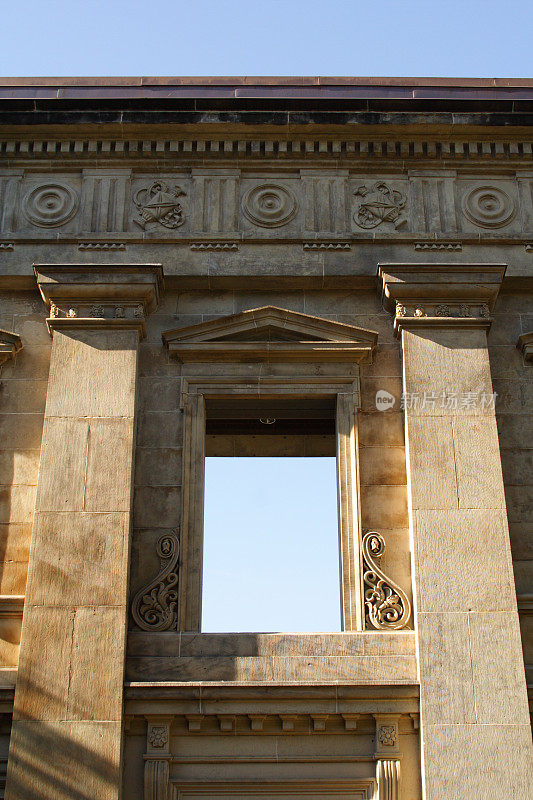 门开的罗马式建筑的建筑立面
