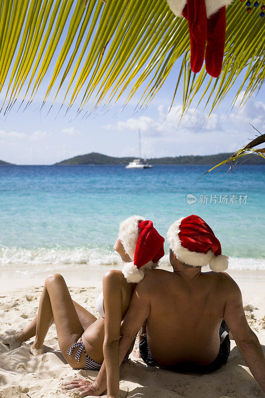 海滩上的一对圣诞夫妇