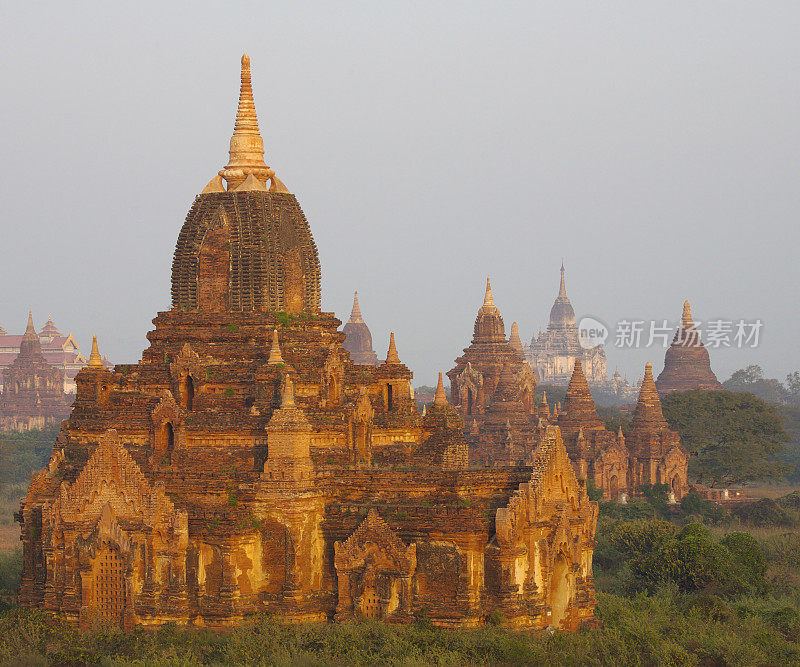 缅甸蒲甘:晨光中的Thambula宝塔