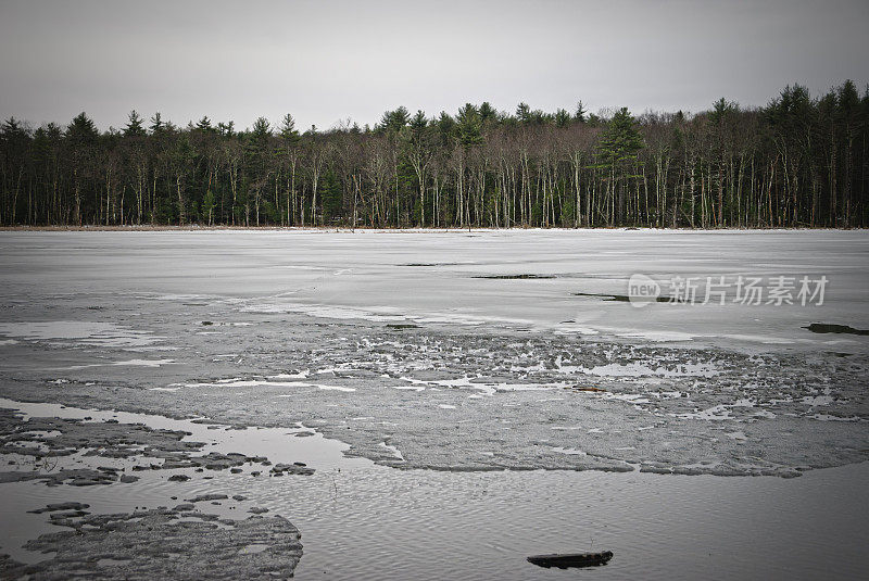 冬天湖面结冰了。