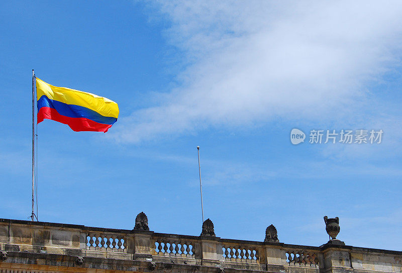 在波哥大的国民议会大厦顶上的哥伦比亚国旗