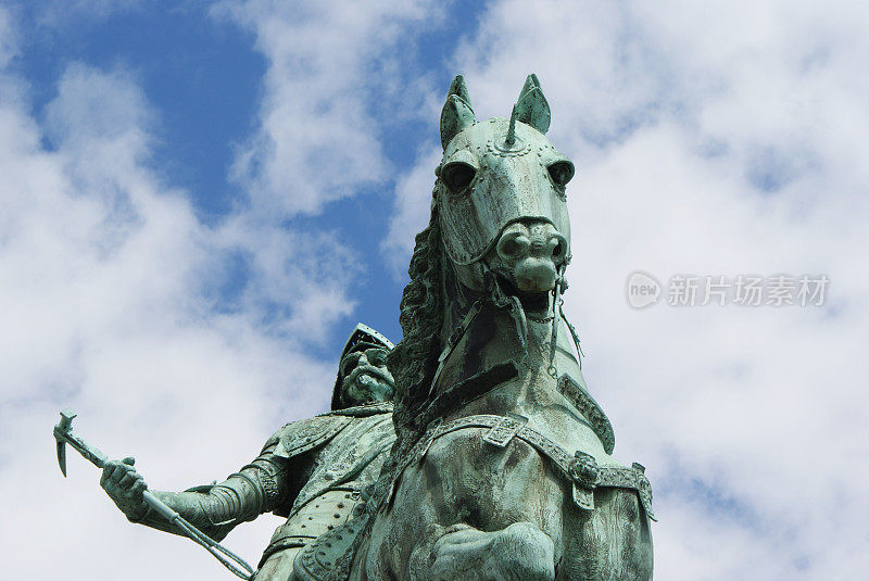 马和骑手的雕像