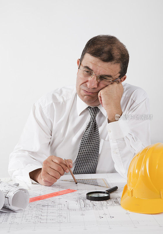 压力大的办公室职员在文书工作后