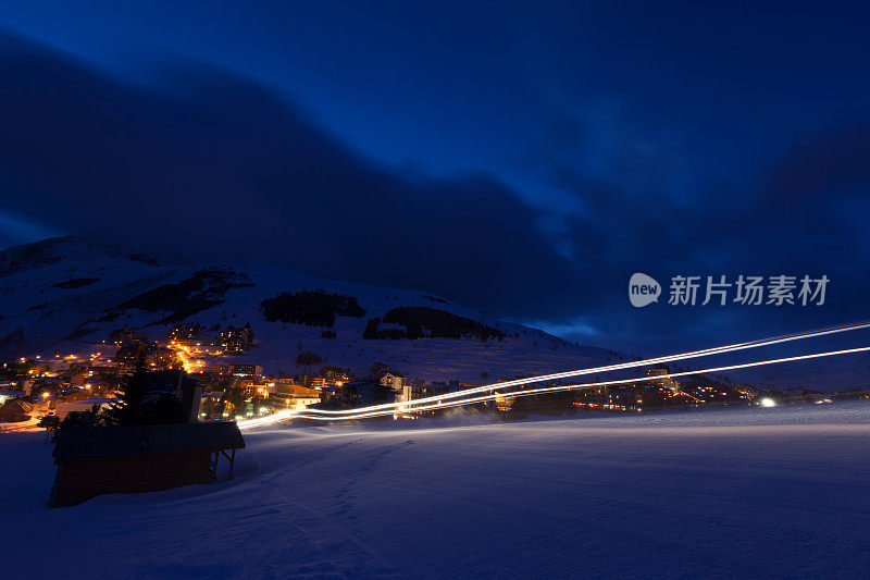 滑雪胜地的灯光小径