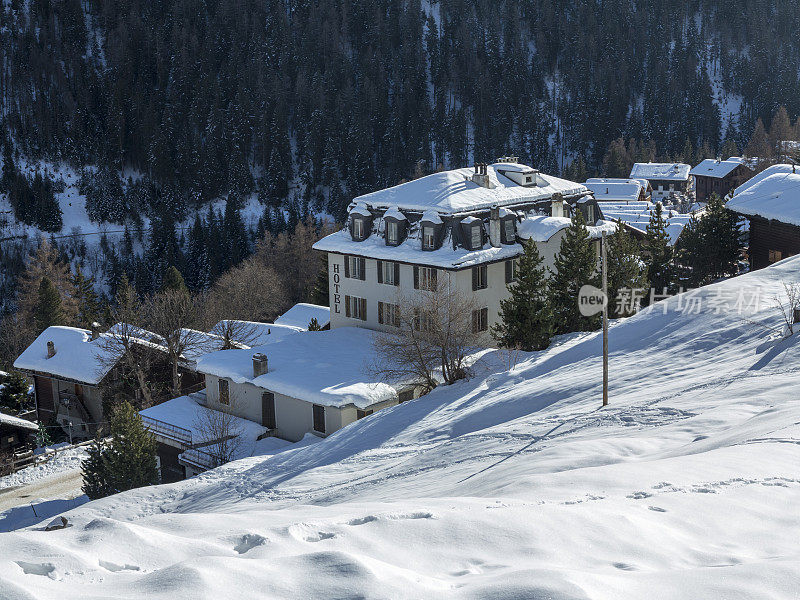 雪覆盖的瑞士高山小屋和村庄