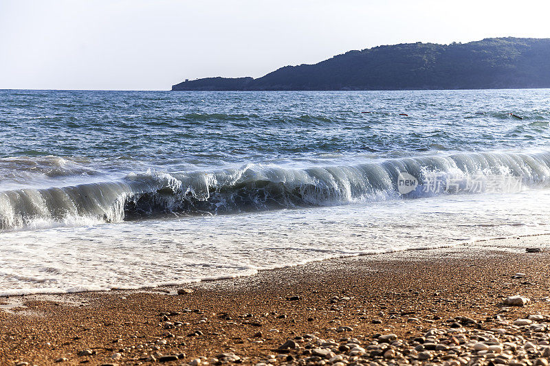 海滩上的碎浪