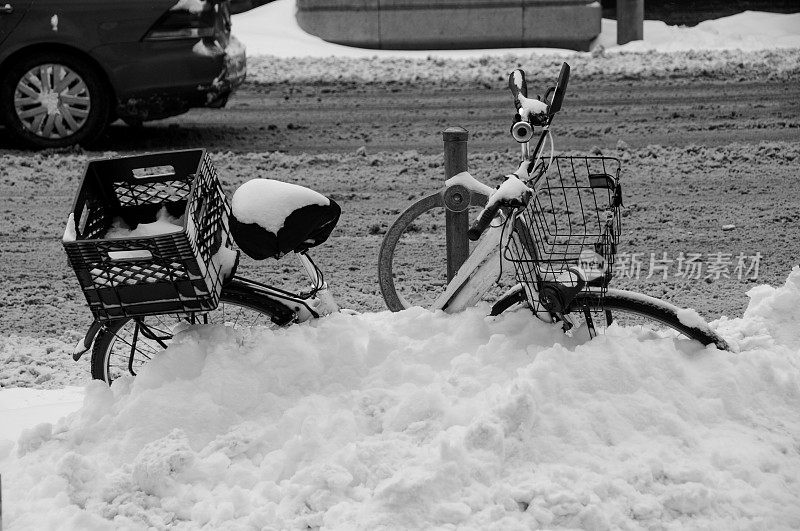 自行车在雪地上