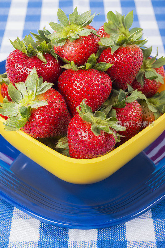 野餐桌上的碗里装着刚摘下来的草莓