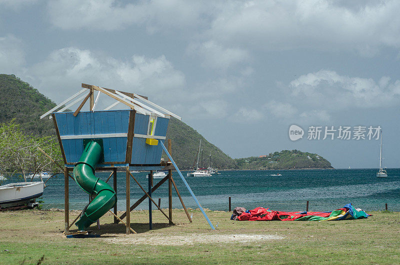 夏天海滩上的儿童游乐场