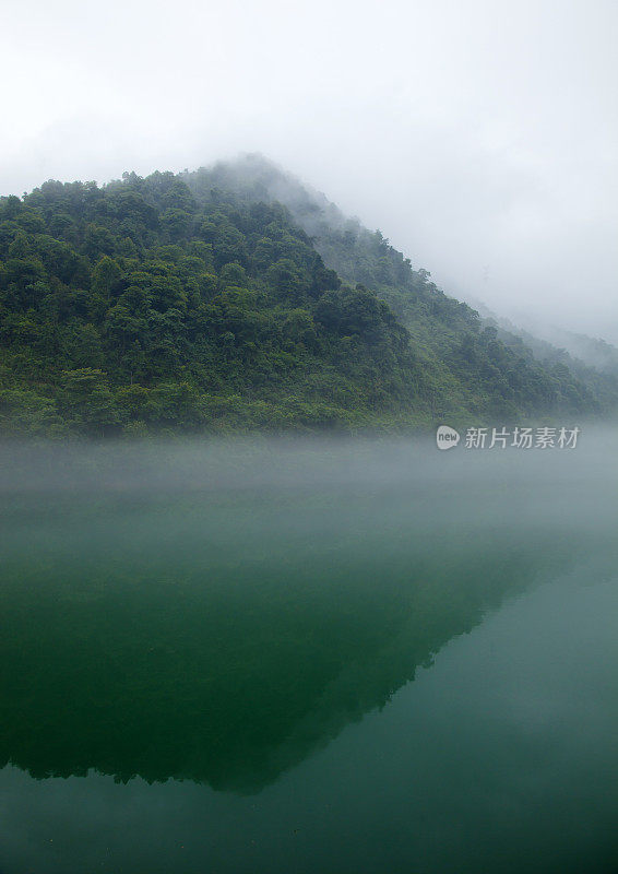 河上的清晨