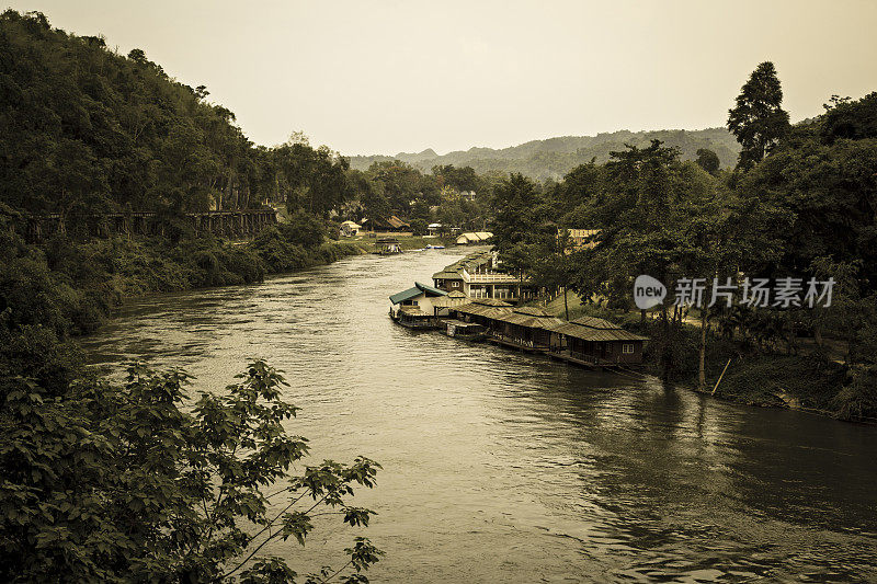 俯瞰桂河，北碧色调的画面