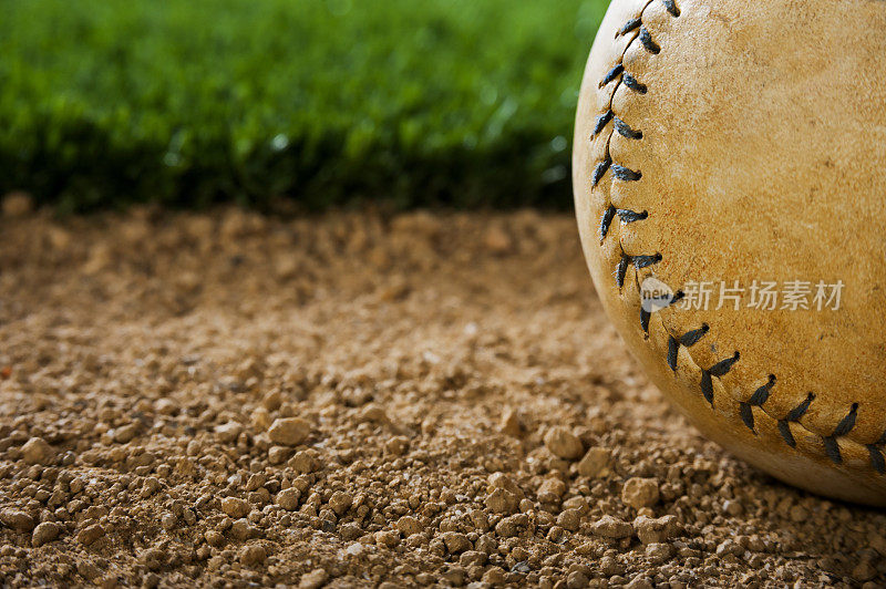 垒球特写坐在内场的泥地上