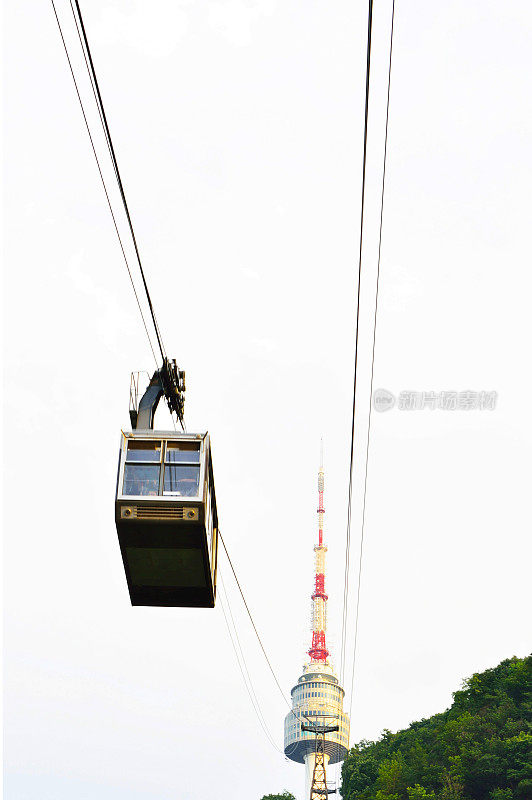 以首尔塔为背景的南山缆车