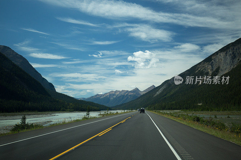 加拿大落基山脉的一条山路