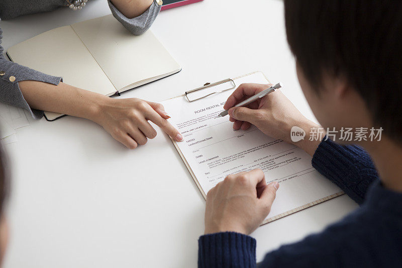 女商人用一份描述房子的合同