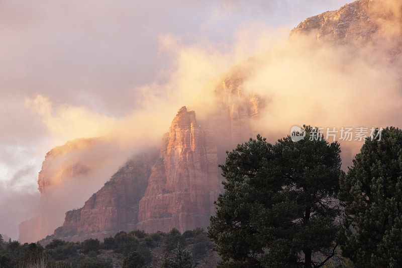 日落薄雾红岩峡谷山