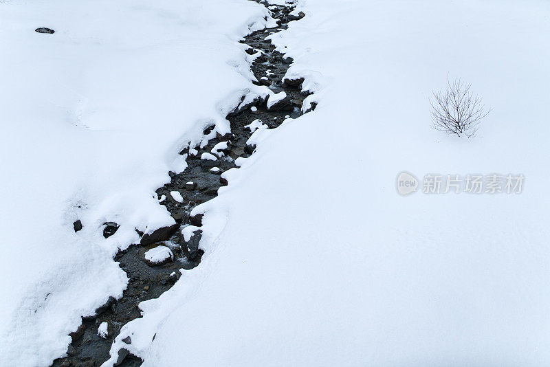 冰冷的山涧流过雪