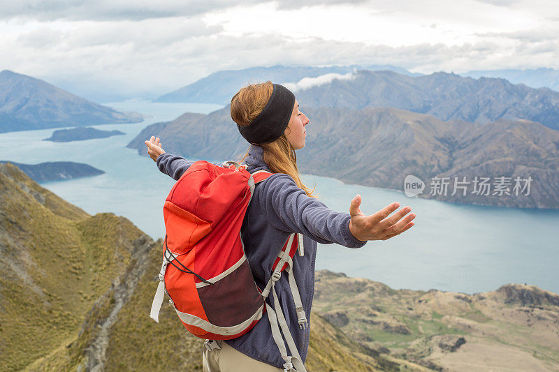 女性徒步旅行者在山顶庆祝成就