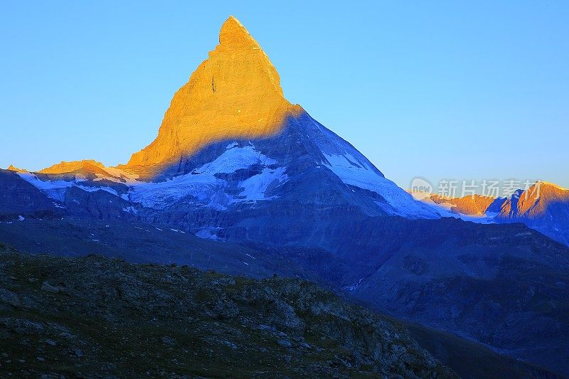 雄伟的马特洪峰:田园诗般的、宁静的日出景观，瑞士阿尔卑斯山